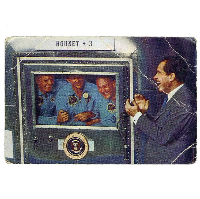 Presidentti Richard Nixon tervehtii juuri Maahan palanneita astronautteja. Tämä oli maailmanhistorian kiinnostavin viikko, hän sanoi. (numero 83)