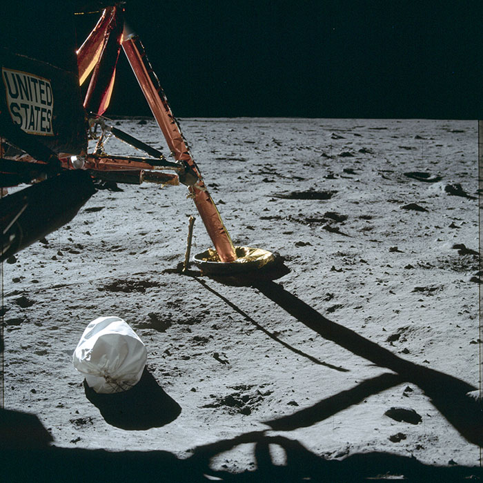 Tiettävästi ensimmäinen kuva Kuun pinnalta: Kotkan jalka ja ruumasta otettu tarvikepussi.