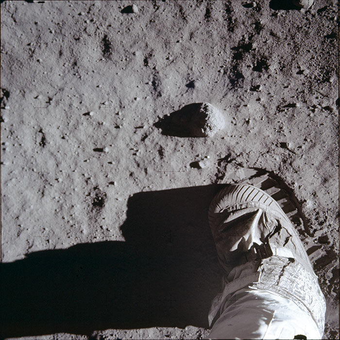 Aldrinin kuutossu jättää yhden jäljen kuuperään. Astronautit huomasivat pian, että Kuun pöly tarttuu helposti asuihin ja esineisiin.