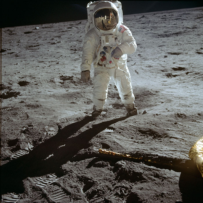 Ehkä kuuluisin kuva Apollo 11:n lennolta. Edwin Aldrinin visiirissä heijastuvat Neil Armstrong ja kuumoduuli Kotka.