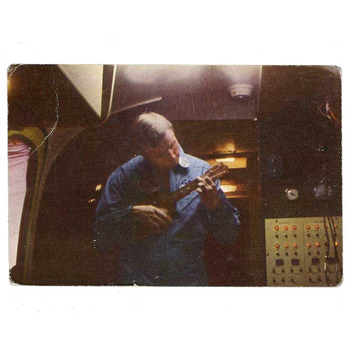 Astronautit viettivät  yhteensä 21 päivää kahdessa eri karanteenitilassa. Armstrongilla oli aikaa riittämiin vaikka ukulen soittamiseen. (numero 86)