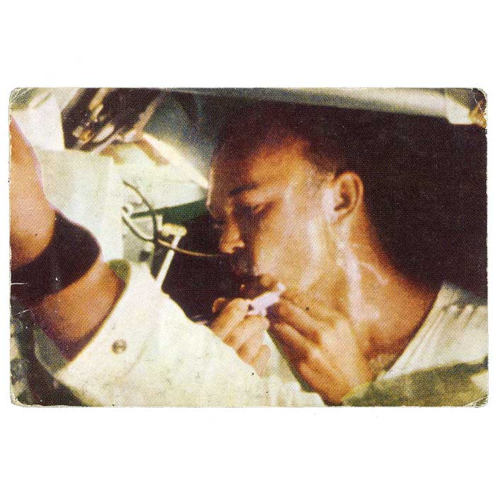 Michael Collins ajaa partaansa, kun Apollo 11:n  komentomoduuli  palaa Maahan. (numero 70)