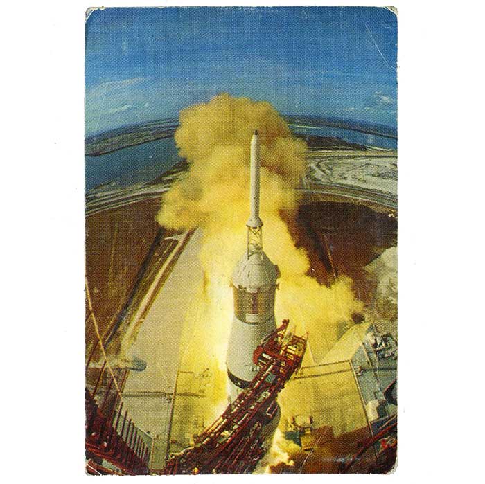 Saturn 5 -kantoraketin viisi rakettia syttyivät yhdeksän sekuntia ennen nollahetkeä. Isot pidikkeet pitivät rakettia pystyssä ennen kuin niiden teho nousi huippuunsa. (numero 31)