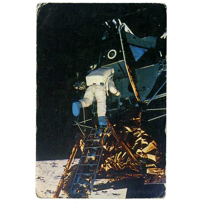Edwin Aldrin tulee tikkaita myöten Kuun pinnalle. Neil  Armstrong kuvaa ja ohjeistaa. (numero 52)