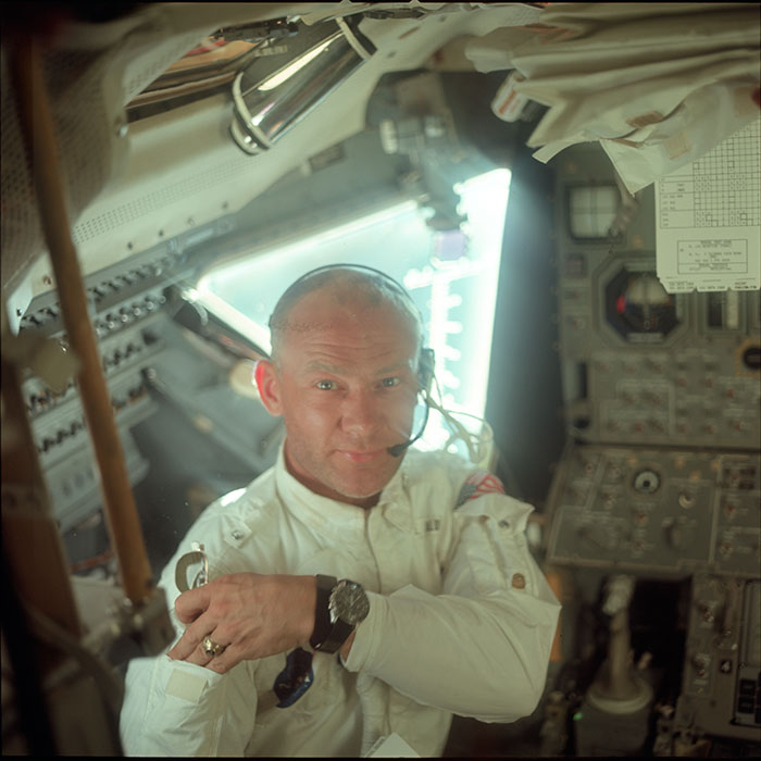 Edwin Aldrin tarkastamassa kuumoduulin kuntoa ennen kuin se alkaa laskeutua Kuun pintaan.