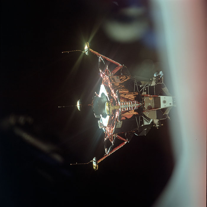 Kuualus Kotka irrotetaan Kolumbiasta 20. heinäkuuta. Kotkan sisällä ovat kuumiehet Neil Armstrong ja Edwin Aldrin. Kolumbia ja Kotka lentävät hetken rinnakkain, ja Michael Collins Kolumbiasta tarkastaa ikkunasta Kotkan ulkoisen kunnon.