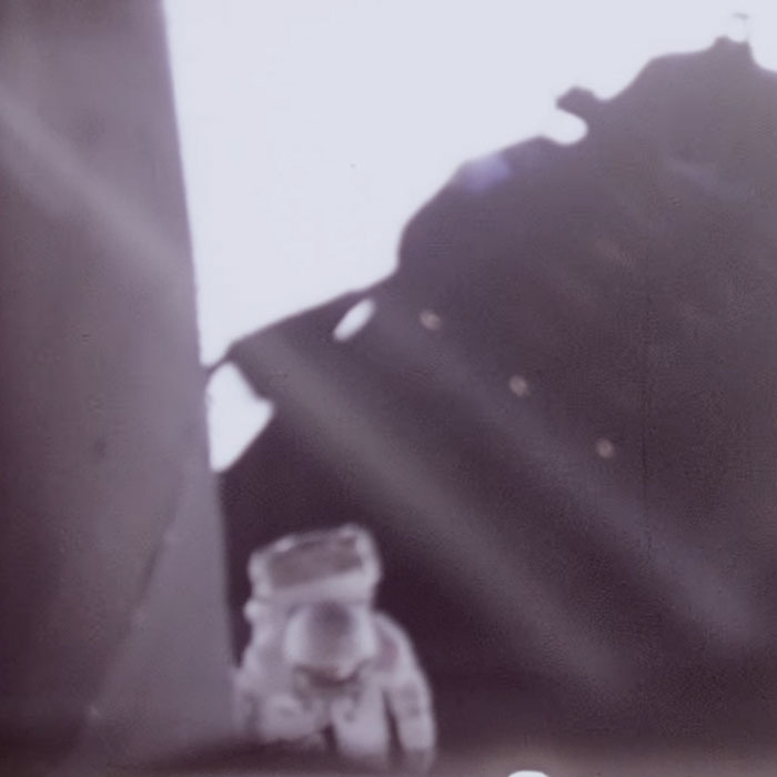 Edwin Aldrin kuvasi kaitafilmikameralla Neil Armstrongin laskeutumista tikkailla. Ensimmäinen askel on juuri otettu aamulla 21. heinäkuuta kello 04.56 Suomen aikaa. Kaitafilmin kuvan laatu oli paljon parempi kuin tv-kuvan, joka oli mustavalkoinen.