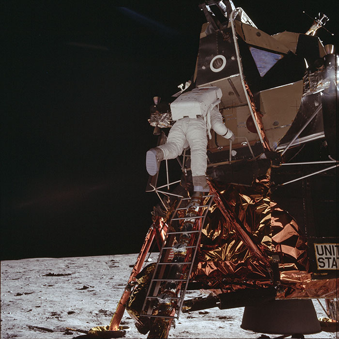 Vajaa 20 minuuttia Armstrongin jälkeen Edwin Aldrin laskeutuu kohti Kuun pintaa.