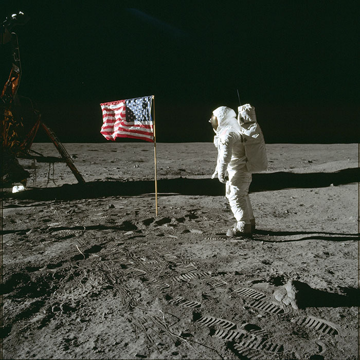 Aldrin tervehtii sotilaana Yhdysvaltain lippua. Se saatiin vaivoin pystyyn.