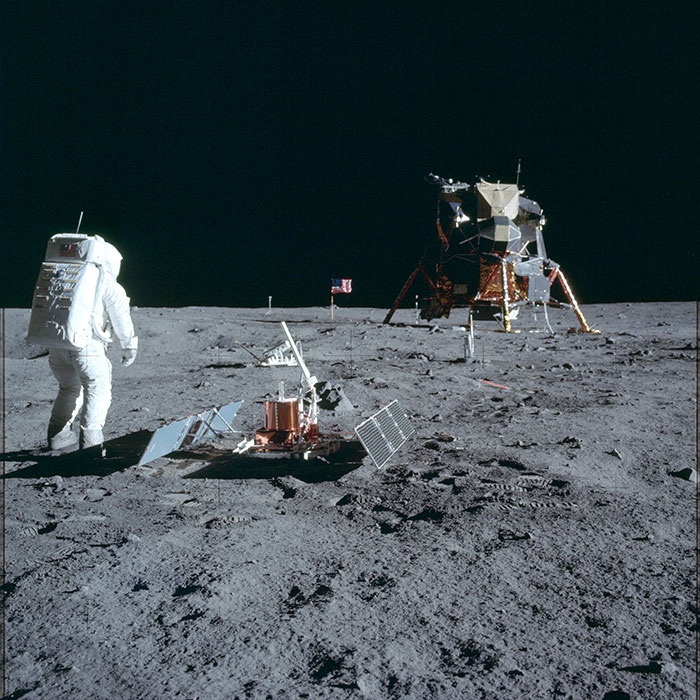 Aldrin asentaa seismometriä, joka mittaa järistyksiä Kuussa. Sen toiminta lakkasi elokuun lopulla 1969. Mutta yksi astronauttien asentamista laitteista eli laserpeili toimii yhä!