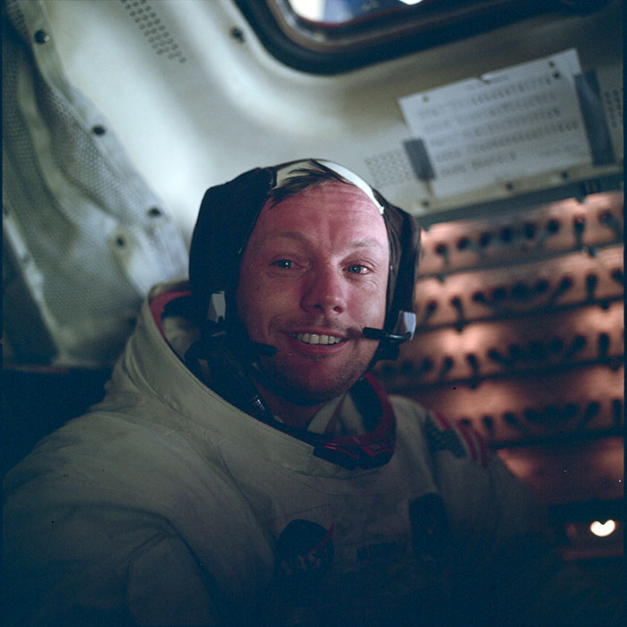 Neil Armstrong juuri kuukävelyn päättymisen jälkeen kuumoduuli Kotkassa. Armstrongista on vain muutama kuva itse Kuun pinnalla, koska hän käytti enimmäkseen kameraa.