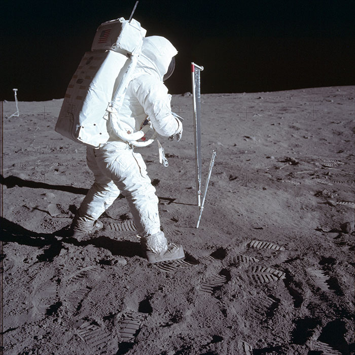 Aldrin yrittää ottaa näytettä syvempää Kuun pinnasta. Se osoittautui työlääksi.