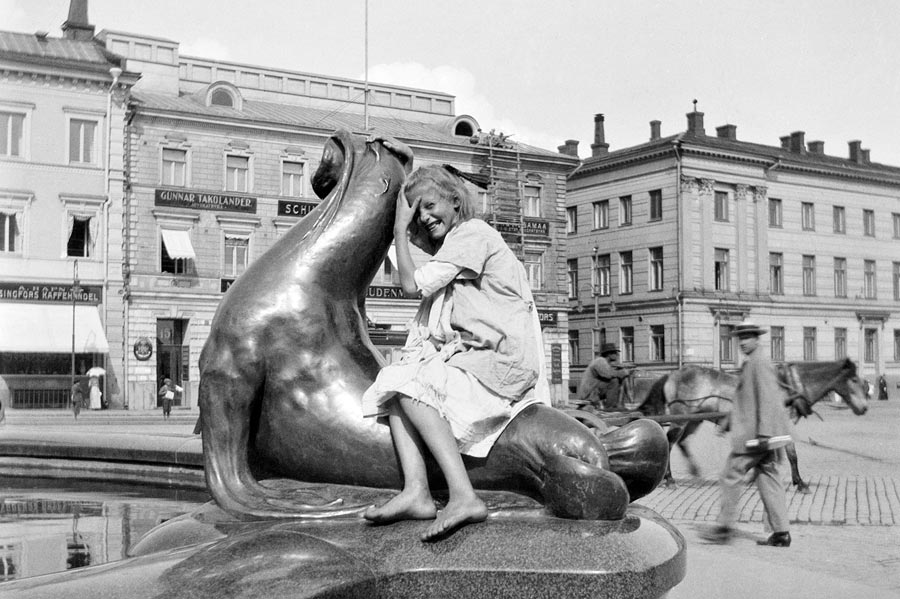 2/12<br/><strong>Tyttö Mantaa reunustavan merileijonan selässä 1910-luvulla.</strong><br/>Kuva: Ivan Timiriasew / Helsingin kaupunginmuseo