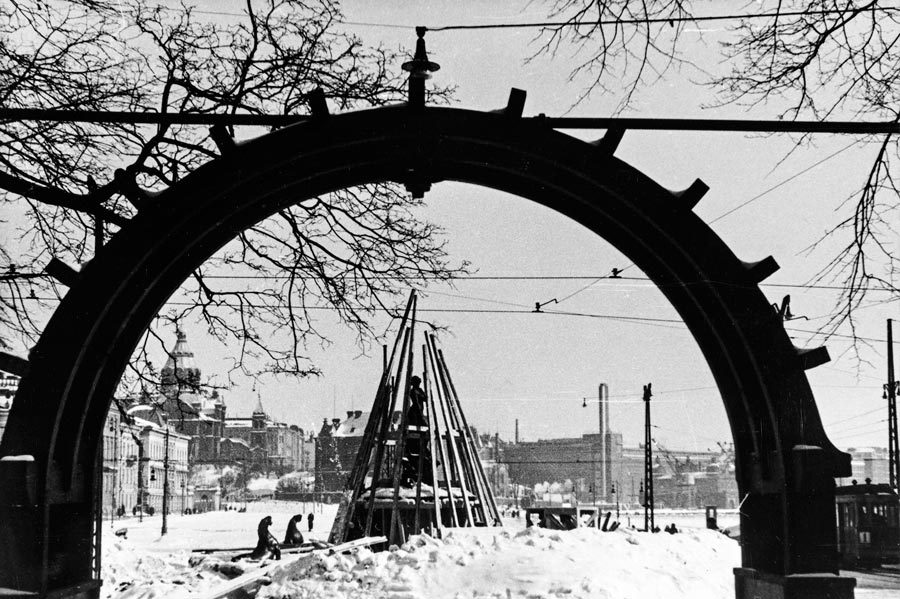 5/12<br/><strong>Suomen talvisodan aikana Havis Amandalle rakennettiin suoja. Etualalla Esplanadikappelin portti.</strong><br/>Kuva: Helsingin kaupunginmuseo