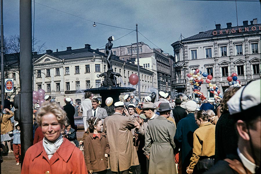 6/12<br/><strong>Manta on lakitettu virallisesti vuodesta 1951 alkaen. Ihmiset juhlivat vappua patsaalla 1950-luvulla.</strong><br/>Kuva: Arvo Kajantie / Helsingin kaupunginmuseo