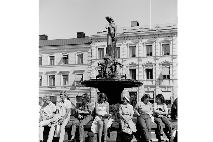 9/12<br/><strong>Manta on suosittu tapaamispaikka.</strong><br/>Kuva: Volker von Bonin / Helsingin kaupunginmuseo